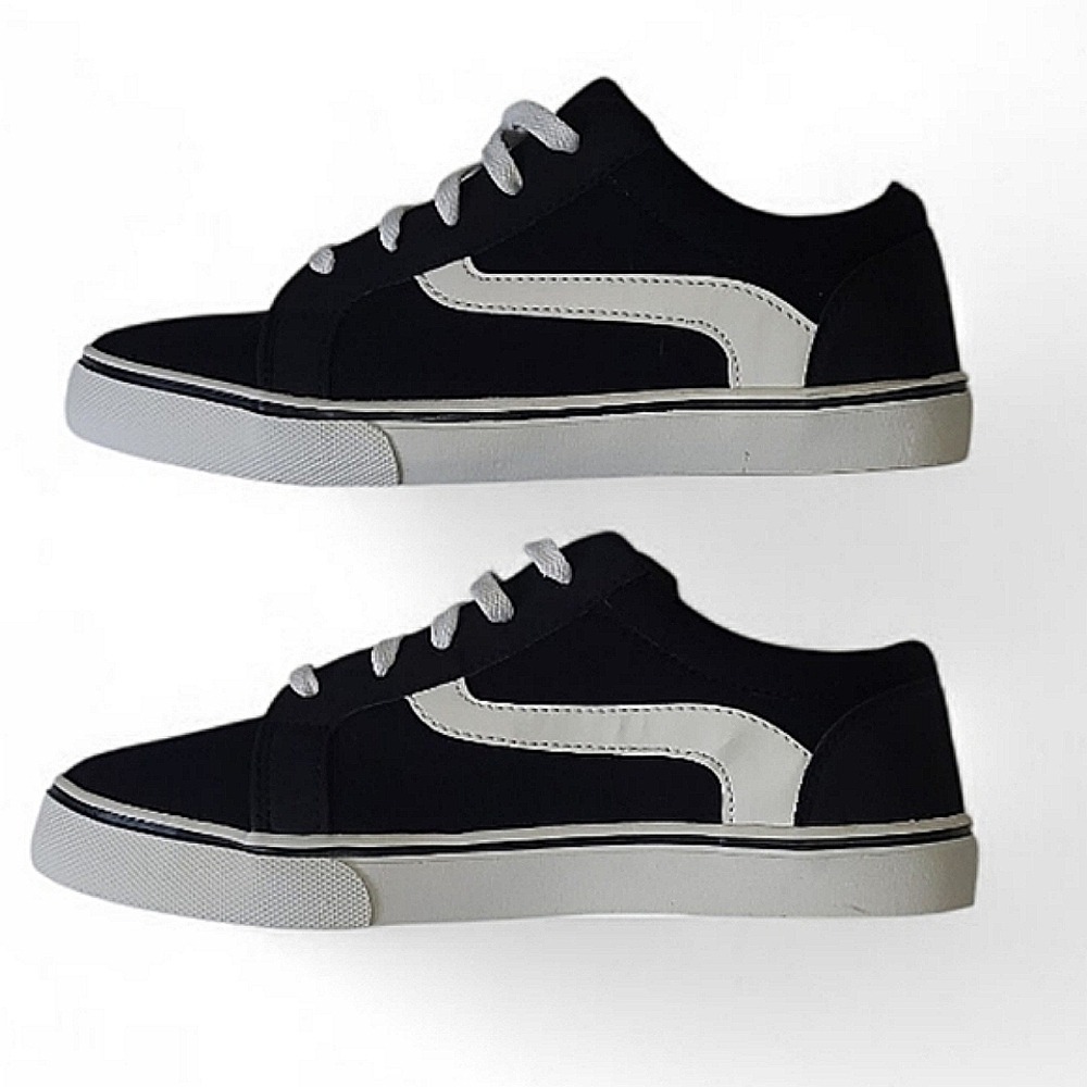 🆕️ Black & White Canvas Sneakers - Picture 2 of 11
